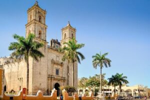 2 days Mayan world Ruins: Chichen Itza, Tulum, Coba, Cenotes - First Stop: Valladolid and Its 20-Minute Colonial Photo Break