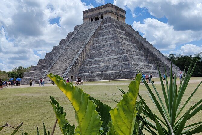 5x1: Chichen Itza + Suytun & Ikkil Cenote + Buffet + Valladolid - Chichén Itzá: Pyramid of Kukulcán Plus Ball Court and Sacred Cenote Time