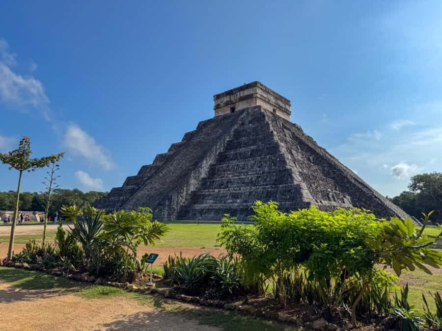 Cancun: Chichen Itza Early Access All-Inclusive Tour - The guided experience: English/Spanish, plus real personalities