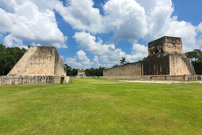 Chichen Itza, Beautiful Cenote and Valladolid All Inclusive Tour - Crowds and vendors: how to enjoy Chichén Itzá without getting worn down