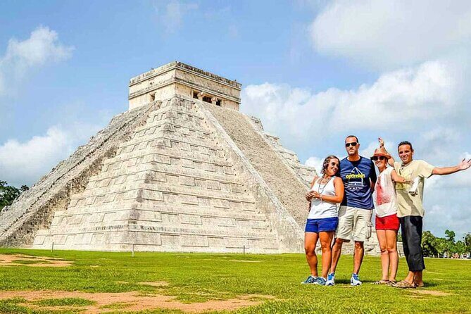 Chichén Itzá, Cenote Suytún & Cenote Ik-kil Expedition - Cenote Ik-kil: famous photo moments and the line factor