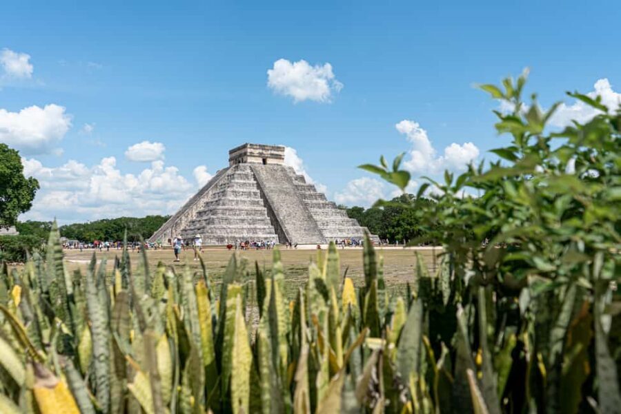 Riviera Maya: Chichen Itza, Valladolid & Cenote Swim Tour - Chichén Itzá: the walk that makes the pyramid make sense